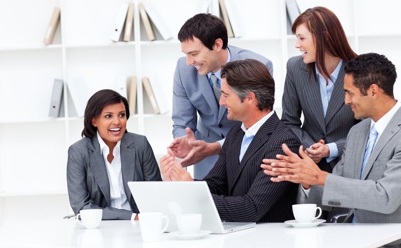 10. Dobry lider, zamiast zachęcać, nagradza. Nagroda natychmiast podnosi motywację i będzie najlepszą zachętą.