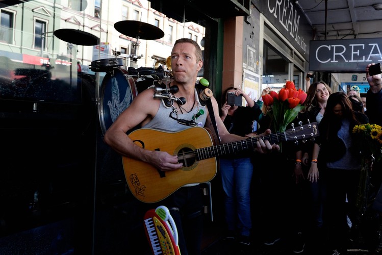 Chris Martin śpiewa i gra na ulicach Sydney