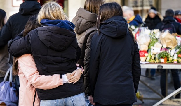 Ljudi odaju počast žrtvama požara ispred bara u Kran-Montani, Švajcarska 2. januara