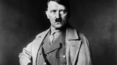 Ukazała się licząca 2432 strony kronika życia Hitlera