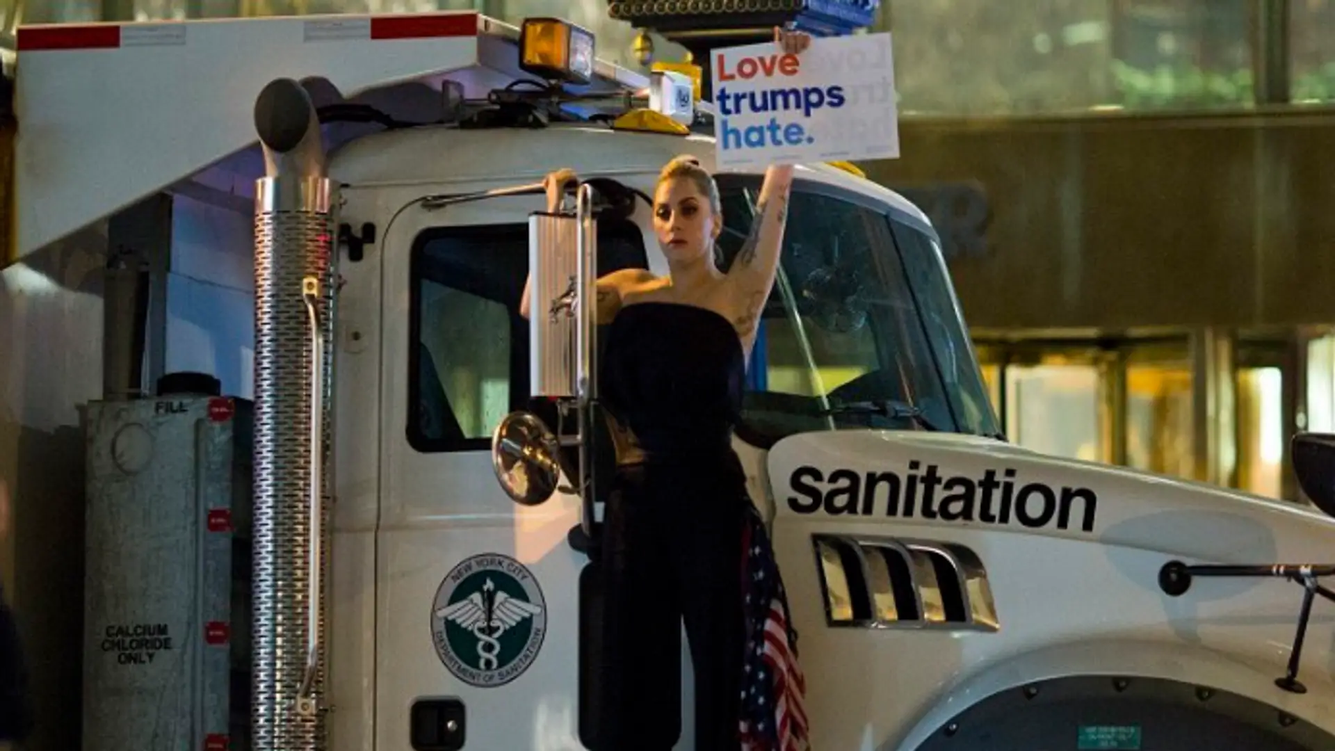 Lady Gaga protestuje na ulicy przeciwko wygranej Trumpa. "Módlcie się za Amerykę"