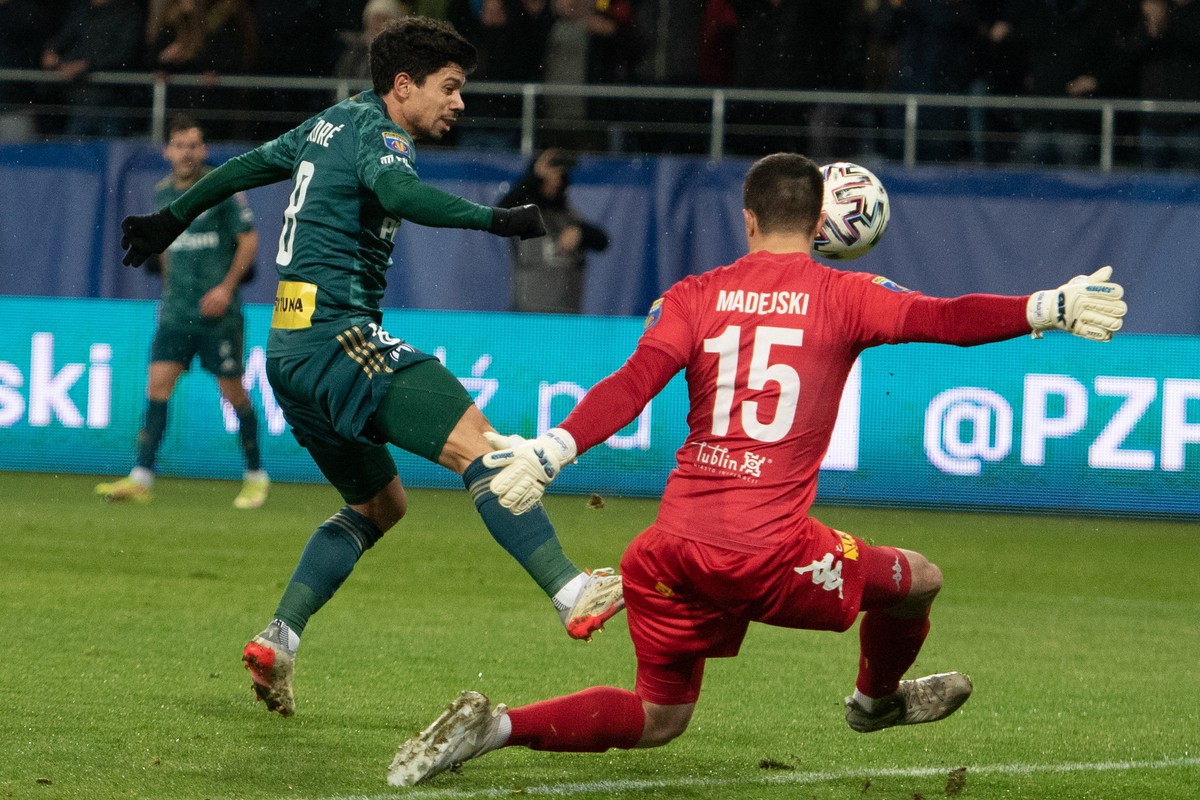 Zawodnik Motoru Lublin Sebastian Madejski (P) i Andre Martins (L) z Legii Warszawa podczas meczu 1/8 finału piłkarskiego Pucharu Polski w Lublinie