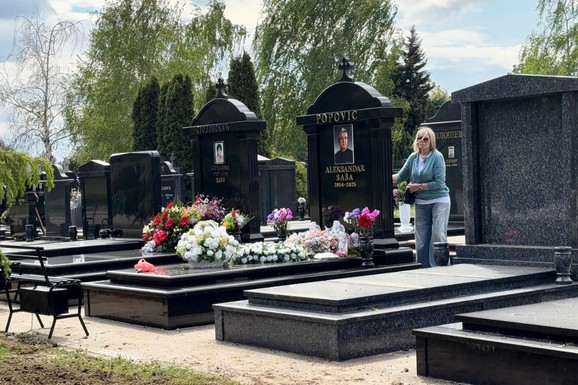 UDOVICA SAŠE POPOVIĆA NA POBUSANI PONEDELJAK IZAŠLA NA GROBLJE Sama kadi večnu kuću muža: Evo šta je ostavila u ime vere u vaskrsenje