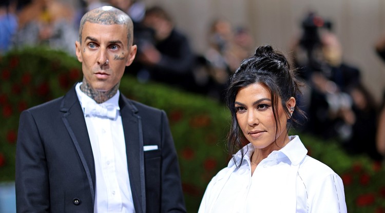 Travis Barker és Kourtney Kardashian a MET-gálán