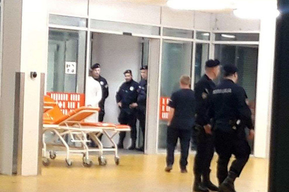 PUCNJAVA U BEOGRADU Mladić s ranama od metka izbačen iz "audija" ispred Urgentnog centra