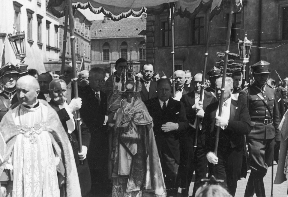 Procesja Bożego Ciała na pl. Zamkowym w Warszawie, między 1936 a 1939 r.