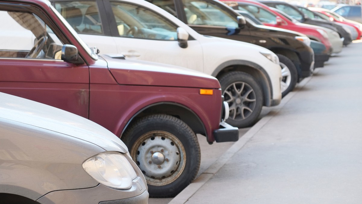 Wielu zielonogórzan z niecierpliwością czeka na uruchomienie przez miasto programu "Parkingi 1000 plus". Podczas prawie każdej audycji w Radiu Index słuchacze pytają prezydenta miasta o to, kiedy powstaną parkingi na ich osiedlach. Prezydent wprawdzie niewiele zdradza, ale zapowiada, że miasto pracuje nad ciekawymi projektami.