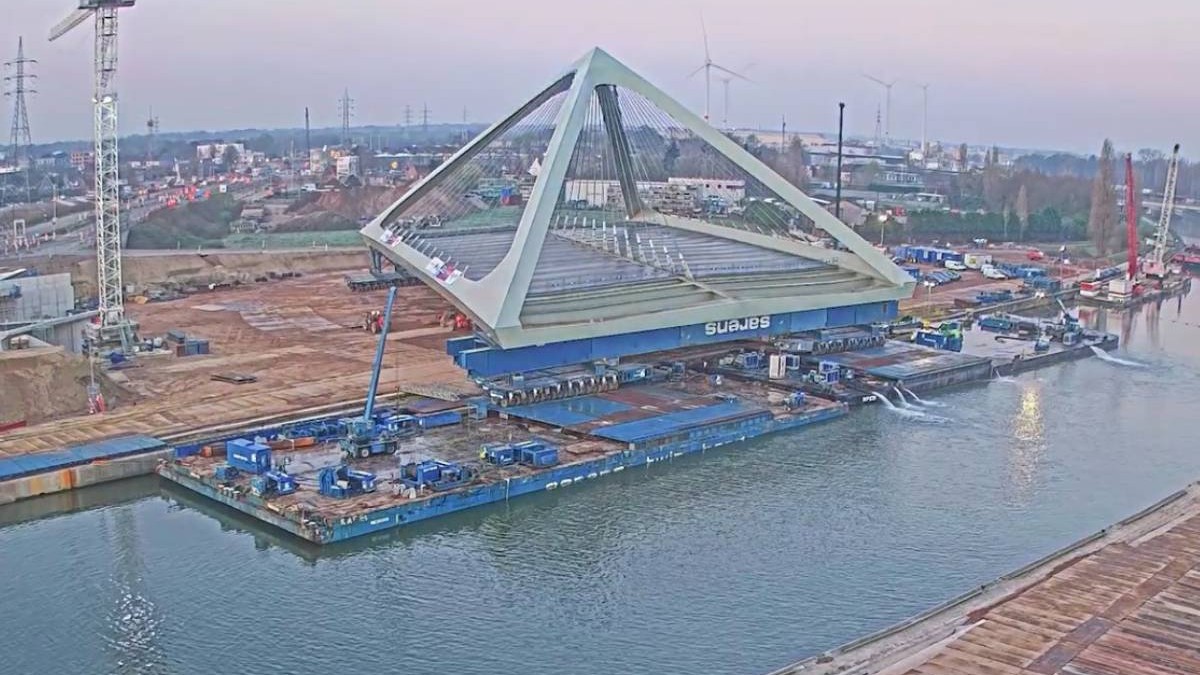 Un pod uriaș de 6.687 de tone, în formă de piramidă, a fost inaugurat în Belgia. Are 106 metri lungime și se ridică la 30 de metri