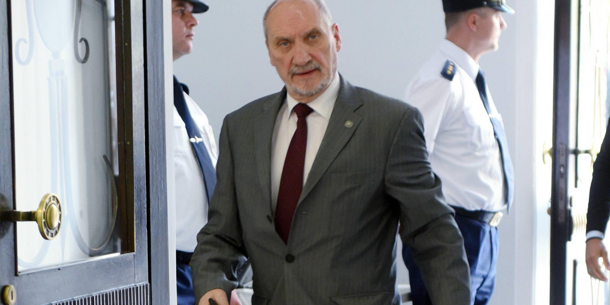 Macierewicz zbiedniał przez Kaczyńskiego