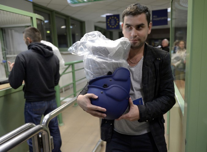 Zmiana ustawy umożliwiła Ukraińcom zakup na własną rękę wyposażenia do ochrony osobistej. Dlatego w ostatnim czasie w Polsce popyt na hełmy, kamizelki kuloodporne i zimowe mundury znacznie się zwiększył. <br>Na zdjęciu: Wolontariusze z Ukrainy z hełmami dla ukraińskich żołnierzy, podczas odprawy na polsko-ukraińskim przejściu granicznym w Medyce.<br><br>(mgo) PAP/Darek Delmanowicz