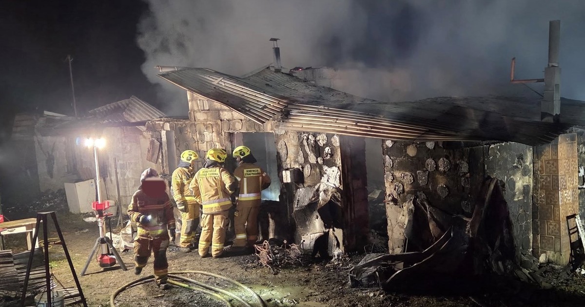 Tragiczna noc w Krosnej. Jedna osoba nie żyje, trzy są w szpitalu. W akcji wiele służb