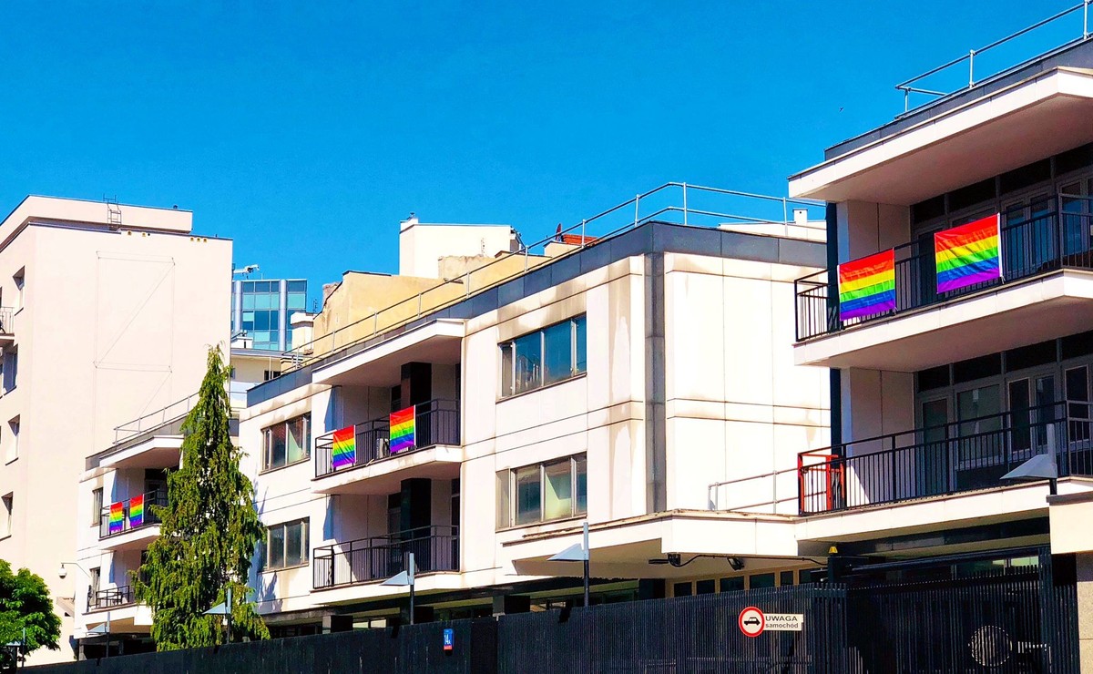 Tęczowe flagi na ambasadzie USA