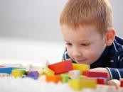 <b>Urlop rodzicielski</b>
<br>
<br>
W 2013 wprowadzono kolejne rozwiązanie - urlop rodzicielski. Można z niego skorzystać bezpośrednio po wykorzystaniu podstawowego urlopu macierzyńskiego oraz pełnego wymiaru dodatkowego urlopu macierzyńskiego.
<br>
<br>
Prawo do urlopu mają obydwoje rodzice na takich samych zasadach, jednak tylko wtedy, gdy mają opłacone ubezpieczenie chorobowe.
<br>
<br>
Niezależnie od liczby dzieci urodzonych przy jednym porodzie, urlop rodzicielski wynosi do 26 tygodni. Nie musi być wykorzystany jednorazowo - można z niego skorzystać od razu w pełnym wymiarze lub podzielić go na maksymalnie trzy części. Muszą one jednak następować jedna po drugiej, a długość każdej z nich powinna wynosić nie mniej niż 8 tygodni, w wymiarze wielokrotności tygodnia. 
<br>
<br>
<a  href=