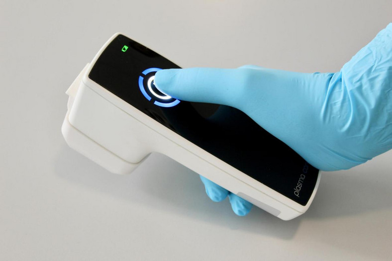 Dzisiaj urządzenie do leczenia ran zimną plazmą firmy Terraplasma mieści się w ręku.