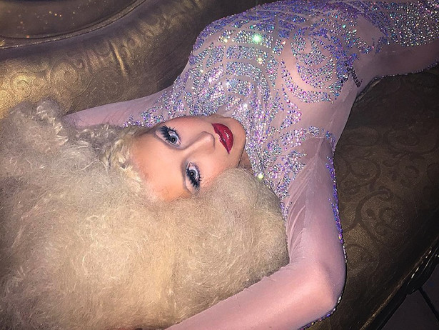 Christina Aguilera ma ciśnienie na hit i pokazuje nagie piersi