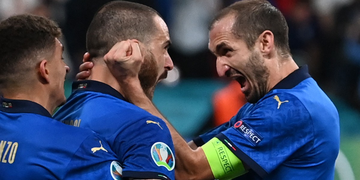 Giorgio Chiellini (z prawej) doczekał się sukcesu z reprezentacją Włoch w swojej ostatniej w karierze wielkiej imprezie.