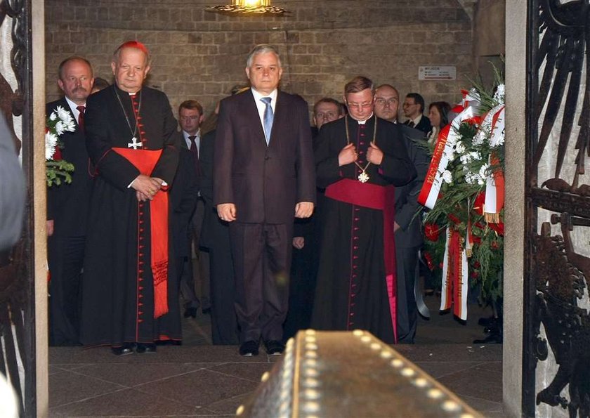 Prezydent i kardynał przy krypcie marszałka