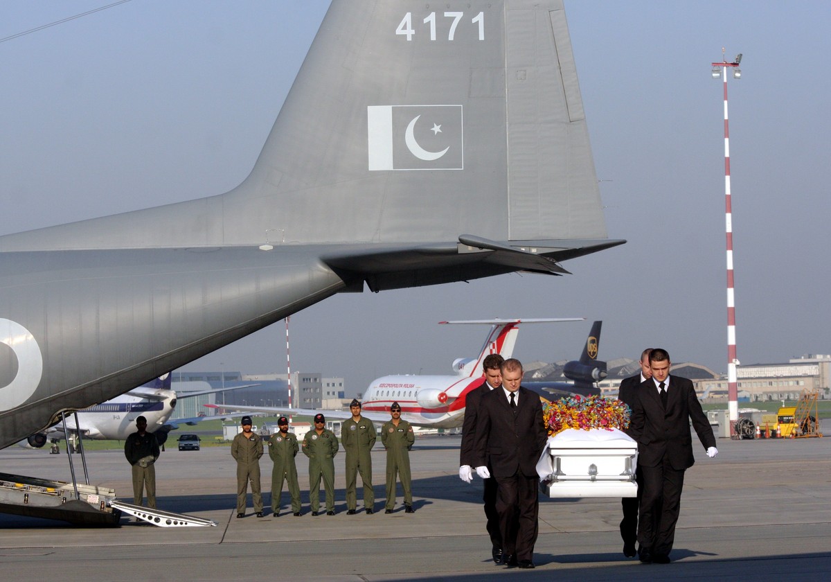 Przylot samolotu z ciałem zamordowanego w Pakistanie w Polaka