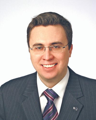 <b>Jakub Borowski, główny ekonomista Credit Agricole, Rada Gospodarcza przy premierze: ZUS</b><br /><br />ZUS. Mam awersję do ryzyka. Przy tym poziomie składki, który ma iść do OFE, nawet jeśli oszczędzanie w funduszu da premię w porównaniu z subkontem w ZUS, to jej wpływ na emeryturę będzie niewielki. Jeśli mam oszczędności i nie są one wielkie, to nie chciałbym, by emerytura była obarczona ryzykiem rynkowym.
