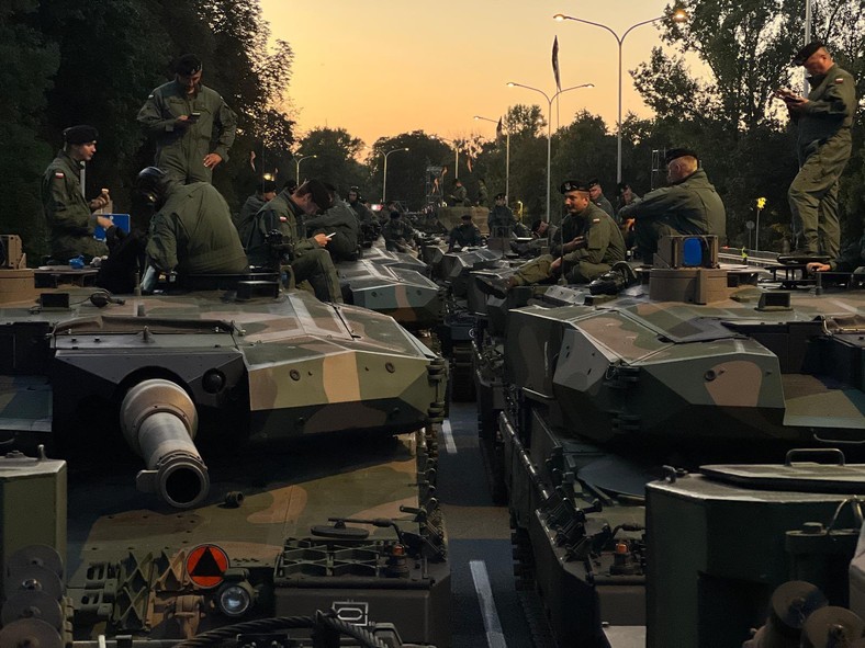 Czołgi Leopard 2PL podczas przygotowań przed defiladą z okazji Święta Wojska Polskiego.