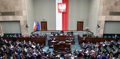 Tak wybrańcy narodu zadbali o siebie. Zbiorą się raz, a dostaną 9 tys. zł!