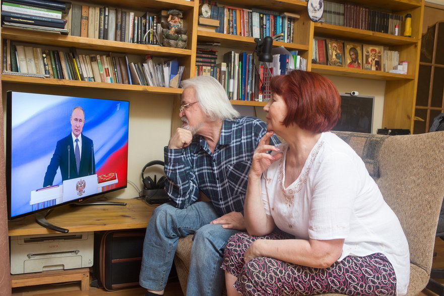 Rosjanie oglądają w telewizji prezydenta Władimira Putina, 7 maja 2018 r.