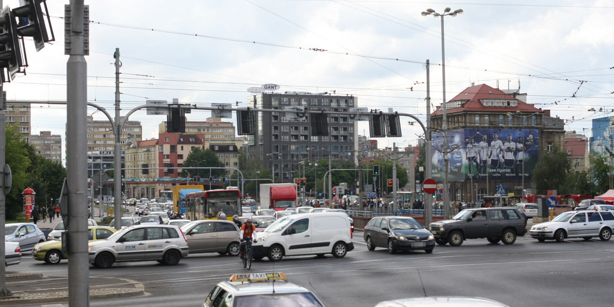 Kierowcy blokują skrzyżowanie na pl. Jana Pawła II