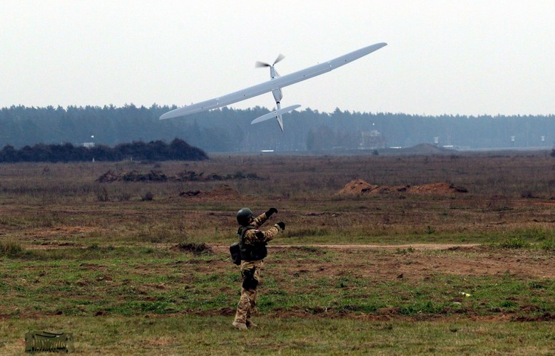Polski żołnierz uruchamia bezzałogowy statek latający WB Electronics FlyEye podczas ćwiczeń wojskowych 'Dragon-15' <br><br><br>fot. (mgo) PAP/Tomasz Waszczuk