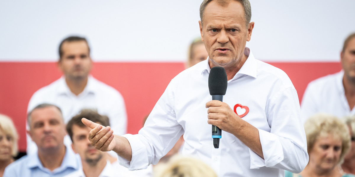 Przewodniczący Platformy Obywatelskiej Donald Tusk przemawia podczas spotkania z sympatykami we Włocławku