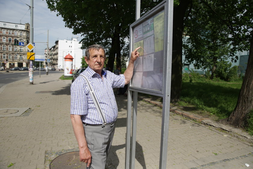 Kazimierz Cała z rady seniorów Nadodrza pokazuje na rozkład jazdy