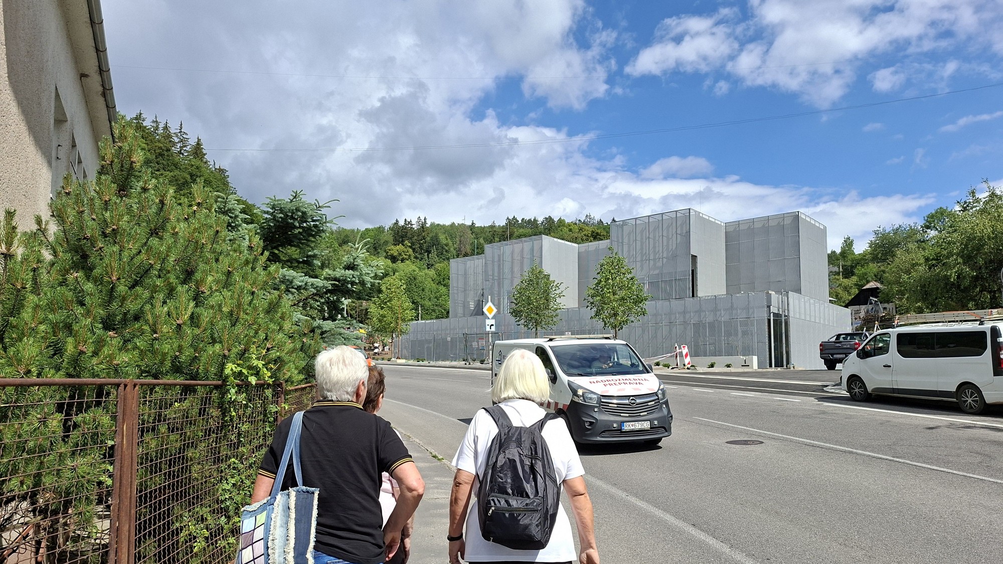 Novostavba pri vstupe do historickej Banskej Štiavnice u ľudí budí údiv.  