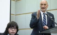 Macierewicz i Janniger w USA. KO chce wyjaśnień ws. finansowania podroży [WIDEO]