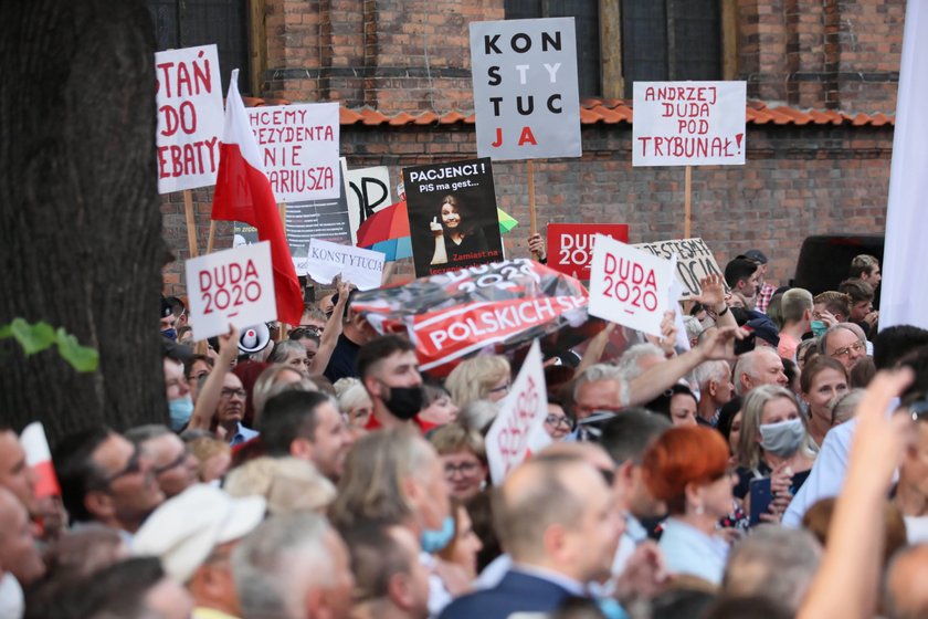 Znieważała Dudę i... wygrała odszkodowanie za zatrzymanie przez policję!