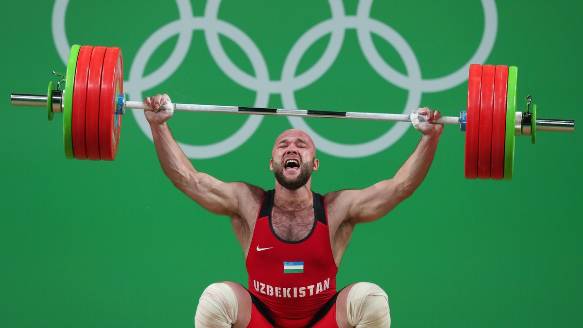 Rusłan Nurudinow zdobył złoty medal igrzysk olimpijskich w podnoszeniu ciężarów w kategorii do 105 kg. Reprezentant Uzbekistanu wyprzedził Simona Martirosjana z Armenii i Aleksandra Zaiczkowa z Kazachstanu. Najlepszy z Polaków, Arkadiusz Michalski, został sklasyfikowany na siódmym miejscu. To pierwsze igrzyska od 1956 roku, w których żaden z reprezentantów Polski nie zdobył medalu w podnoszeniu ciężarów.