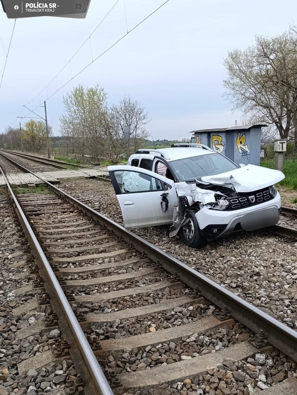 Zrážka auta s vlakom medzi Gáňom a Sereďou sa zaobišla bez zranení