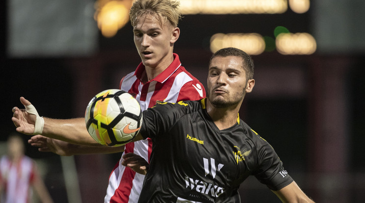 Az első mérkőzést a Honvéd nyerte 1-0-ra, a képen a kispestben futballozó Cipf Dominik (jobbra) és a luxemburgban játszó Yenn Mattias (balra) látható /Fotó: MTI/ Szigetváry Zsolt