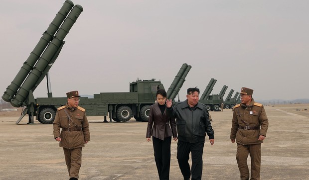 Kim Džong Un sa ćerkom na testiranju raketnih lansera na nepoznatoj lokaciji u Severnoj Koreji 14. marta