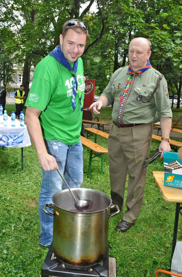 Tomek Karolak podczas gotowania barszczu dla harcerzy z okazji 100-lecia ZHP