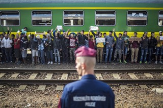 Kryzys migracyjny: Dlaczego uchodźcy nagle zaczęli szturmować granice Europy?