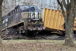 Rozpędzony pociąg uderza w ciężarówkę z betonowym elementem. Drastyczny wypadek [WIDEO]