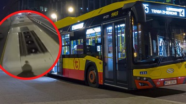 Wskoczył na dach autobusu w Warszawie. Nagranie trafiło do sieci 