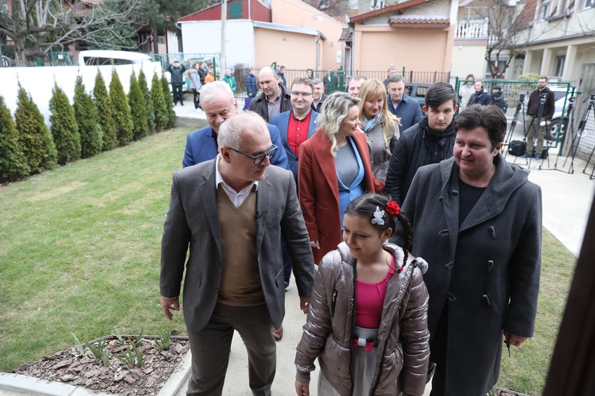 Zamenik gradonačelnika Goran Vesić sa Majom Mitrović i njenom ćerkom Sarom i sinom Dimitrijem