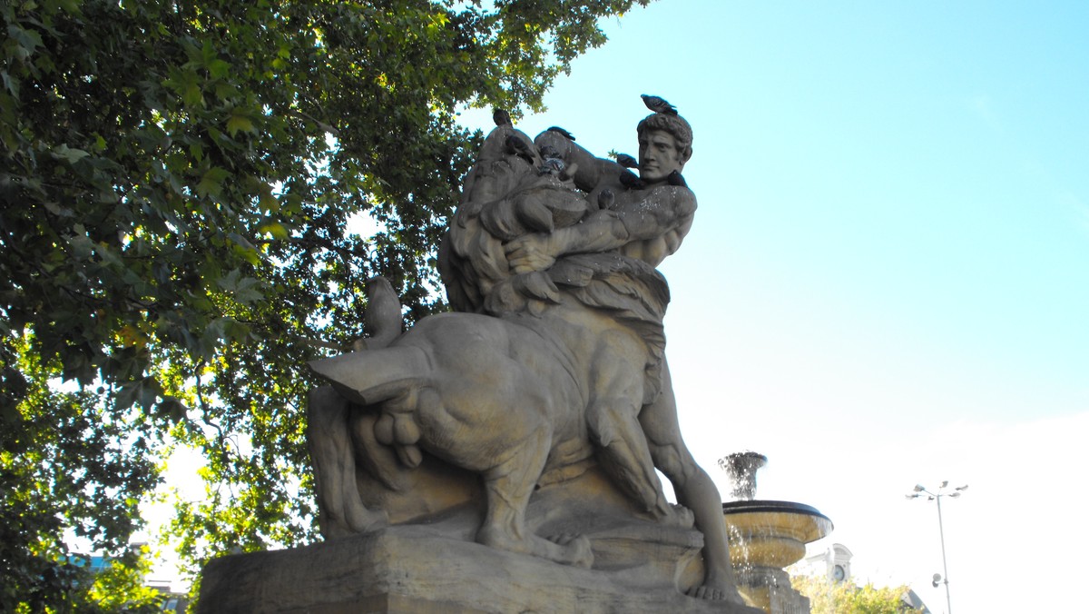 Walczący lew, jeden z najbardziej znanych pomników Wrocławia, został zniszczony przez wandali. Nieznani sprawcy ułamali ogon monumentu koszt naprawy - około 20 tys. zł. Prawdopodobnie uda się to na wiosnę przyszłego roku.