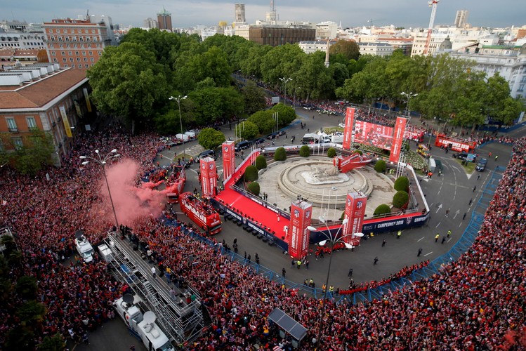 Piłkarze Atletico razem z kibicami świętowali swój sukces na ulicach Madrytu