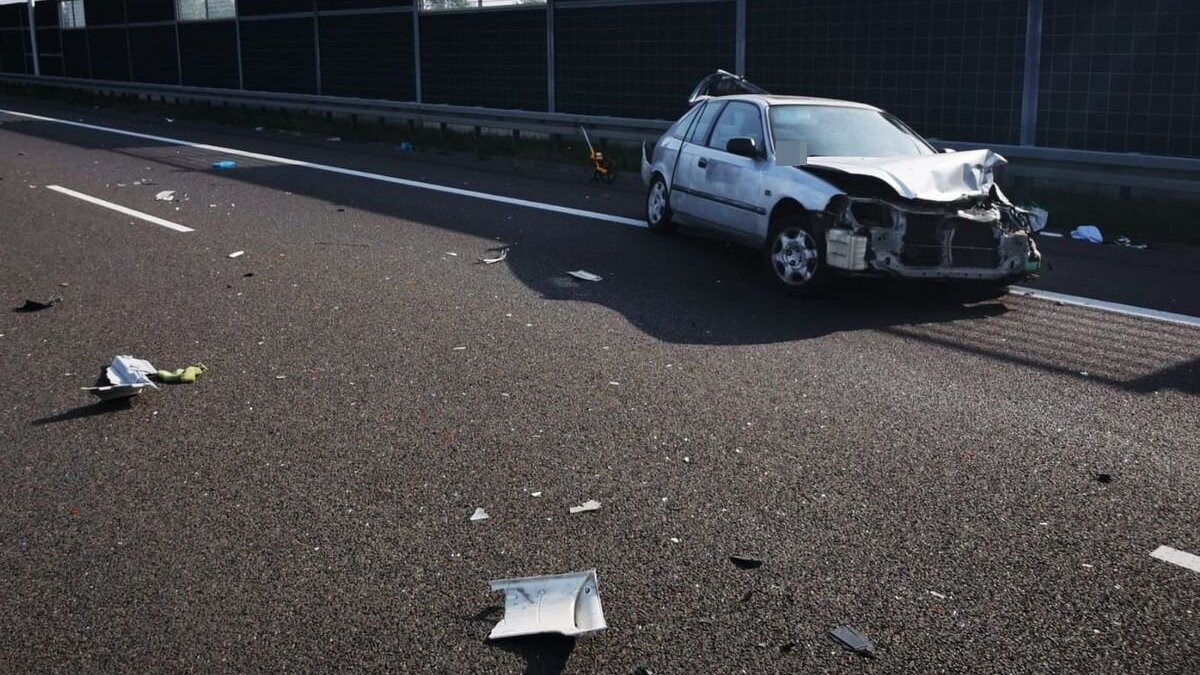 Rozbity samochód po wypadku na S17 w Sieprawicach. Na ulicy leżą porozrzucane części auta