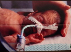 Chore dzieci i umierający na raka na opakowaniach papierosów