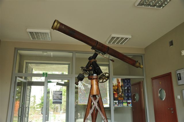 Obserwatorium Astromiczne na Lubomirze. Hol obserwatorium zdobi zabytkowa, mosiężna luneta.