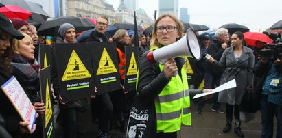 Ksiądz o uczestniczkach czarnego protestu: "Te głupie baby z piekła nie wyjdą"