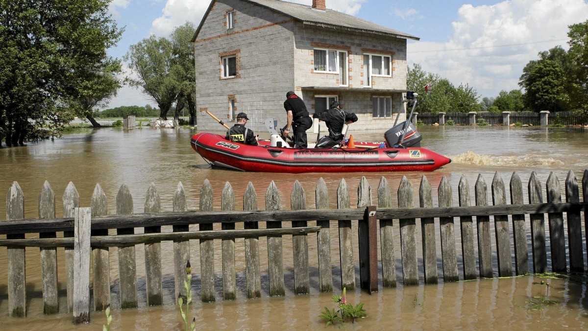 Los dziesięciu tysięcy mieszkańców gminy Dobrzyków oraz płockiej dzielnicy Radziwie waży się na usypywanym wciąż z worków z piasku wale, który ma zatrzymać powiększające się wciąż rozlewisko powstałe wczoraj rano w Świniarach. Brakuje rąk do pracy, rozlewisko ma znacznie wyższy poziom niż poziom gruntu w Dobrzykowie. Sytuacja jest dramatyczna.