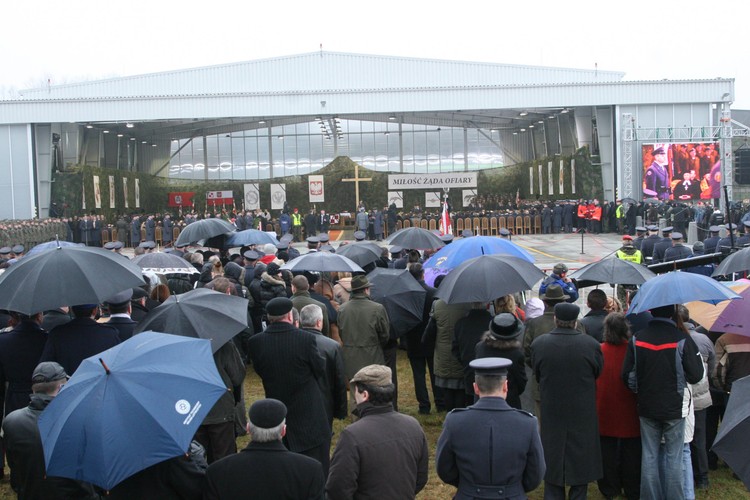 Pogrzeb tragicznie zmarłych pilotów